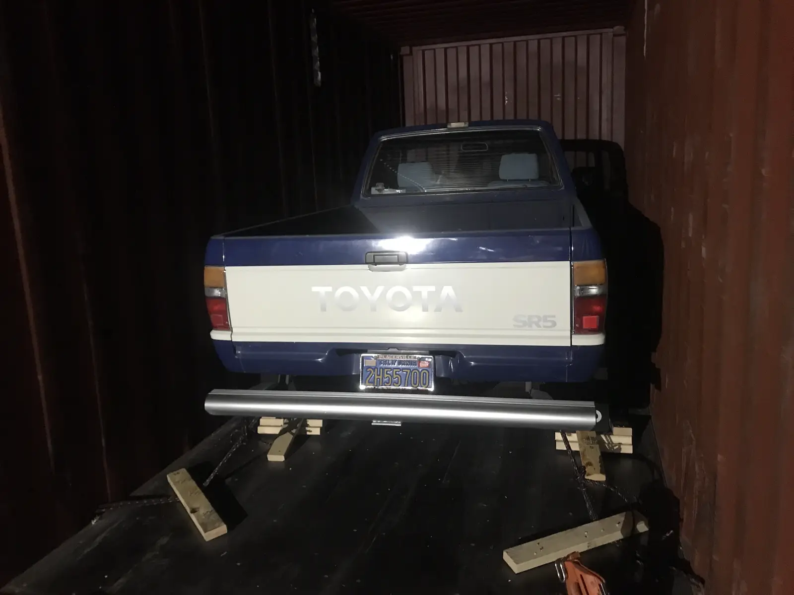 Toyota Hilux SR5 en contenedor