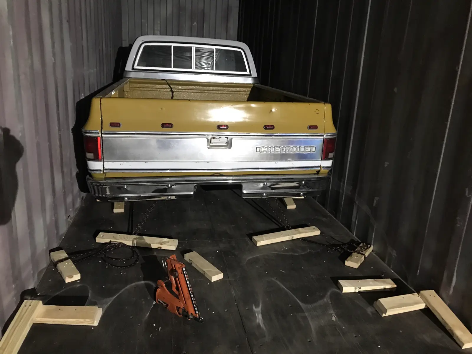Chevrolet C10 en contenedor