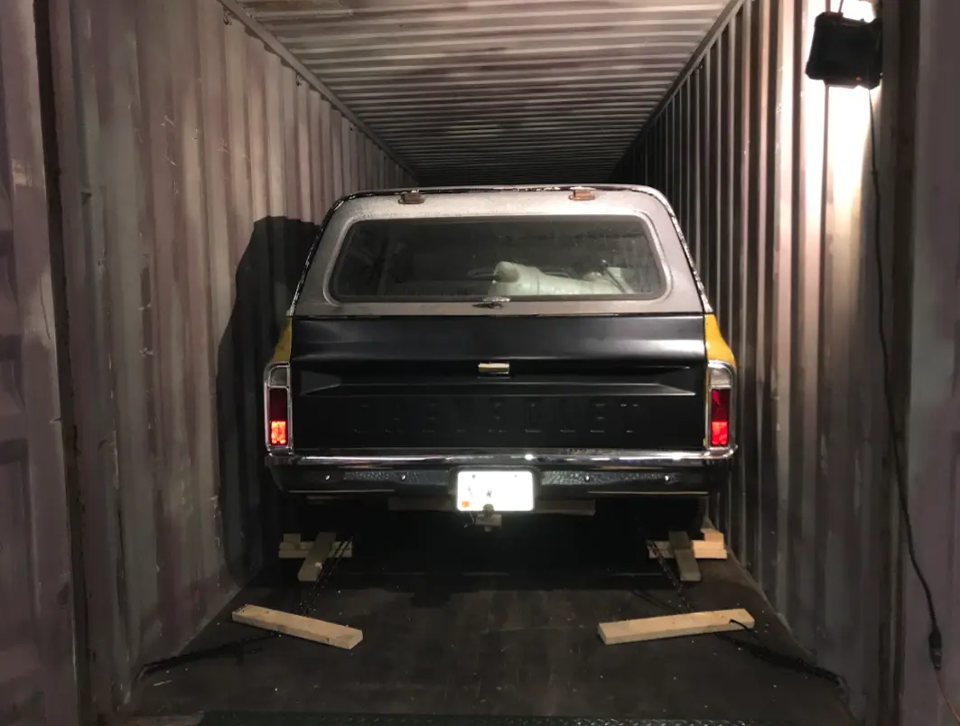Chevrolet pickup en contenedor